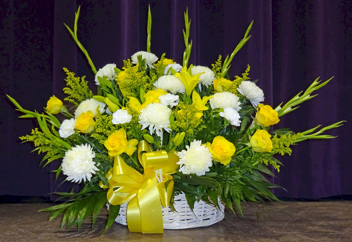 Flowers from Mom, Tom & Linda, Kathy & Bob, Laura & Jeff, Greg & Kristi, and Jim & Karen & Families